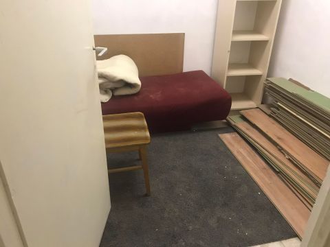 Eladó Üzlethelyiség 1089 Budapest 8. kerület Eladó FELÚJÍTANDÓ félszuterén lakás a Kőris utcában