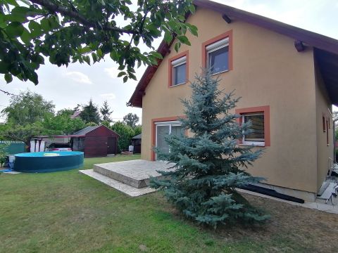 Eladó Ház 2458 Kulcs Kulcs csendes, központhoz közeli utcájában ÖNELLÁTÓ családi ház
