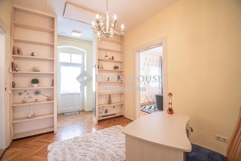 Eladó Lakás, Baranya megye, Pécs - 'Ferencesek utcája-első emeleti-belső lakás/iroda
