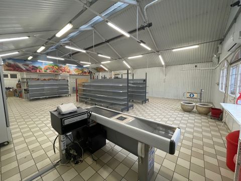 Eladó Üzlethelyiség 5430 Tiszaföldvár Központi helyen, működő üzlethelyiség eladó