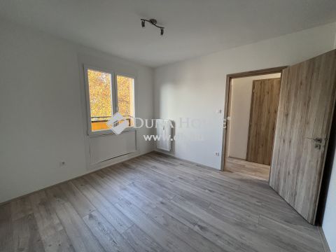 Eladó Lakás, Baranya megye, Pécs - Kertvárosban amerikai konyha nappali+3 hálószobás felújított lakás