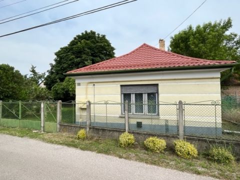 Eladó Ház 7000 Sárbogárd , Sárbogárd központi részén családi ház eladó