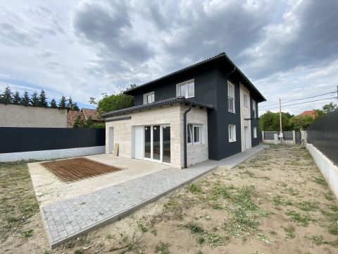 Eladó Ház 2330 Dunaharaszti , Kimagasló minőségű, önálló családi ház kulcsrakészen, napelemmel, garázzsal közkedvelt utcában!