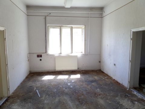 Kiadó Üzlethelyiség 4400 Nyíregyháza Nyíregyháza, Ipari környezetben, Autópálya közelében!