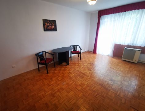 Eladó Lakás 8200 Veszprém 3 szobás, erkélyes, tégla lakás, szigetelt társasházban, zöld környezetben!