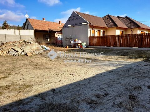 Eladó Telek, Pest megye, Gödöllő - tömegközlekedés közeli, privát kialakítású telek