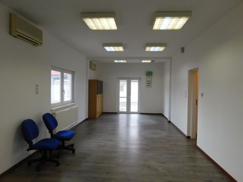 Kiadó Iroda 6035 Ballószög KIADÓ Ballószögben egy 100 nm irodahelység amelyben 2 iroda+tárgyaló vizesblokk van!