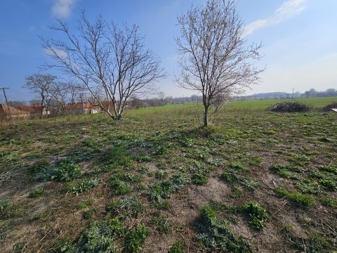 Eladó Telek 8151 Szabadbattyán , Buszmegállótól 5 percre, lakott övezetben 