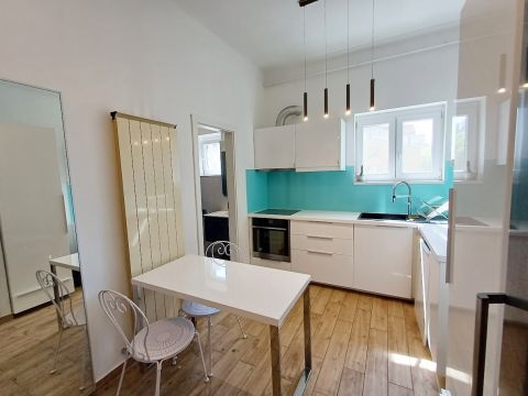 Kiadó Lakás 1012 Budapest 1. kerület , 1 kerület, Budai Várnegyed lábánál kiadó egy 39 nm-es egy szobás, teljesen bútorozott lakás