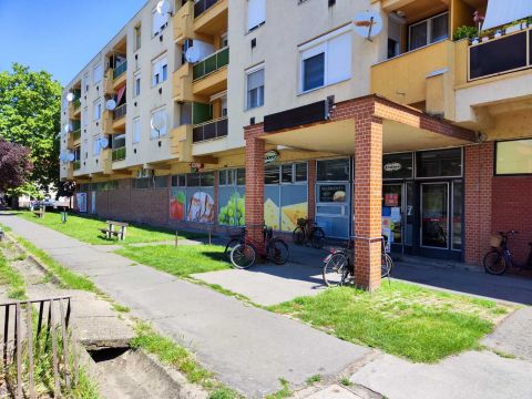 Kiadó Üzlethelyiség 5200 Törökszentmiklós , 682nm-es üzlethelyiség kiadó
