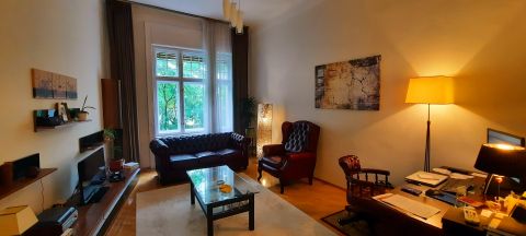 Eladó Lakás 1055 Budapest 5. kerület Prémium minőségben felújított, utcai nézetű lakás, teljes bútorzattal