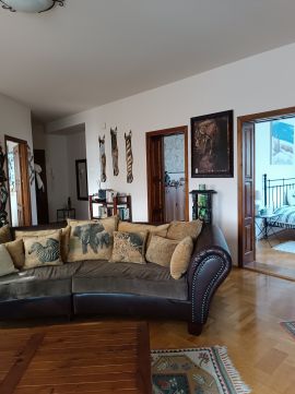 Kiadó Lakás 1223 Budapest 22. kerület , Csendes utcában igényes családi ház emeleti teraszos 3 szobás bútorozott lakása 