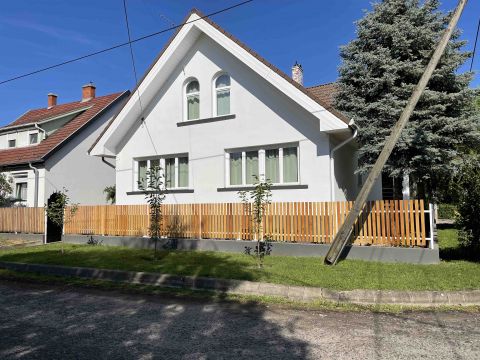 Eladó Ház 6050 Lajosmizse , Nappali + 4 szoba, garázs, parkosított udvar, gyönyörű ház
