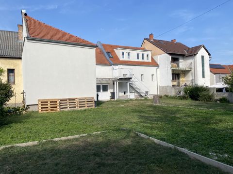 Eladó Tároló/Raktár 9400 Sopron , Stadion Üzletház közelében