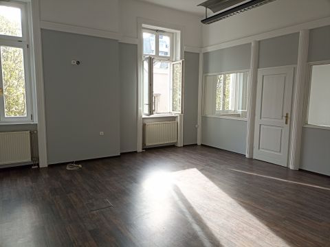 Kiadó Iroda 8900 Zalaegerszeg , Zalaegerszeg főutcáján