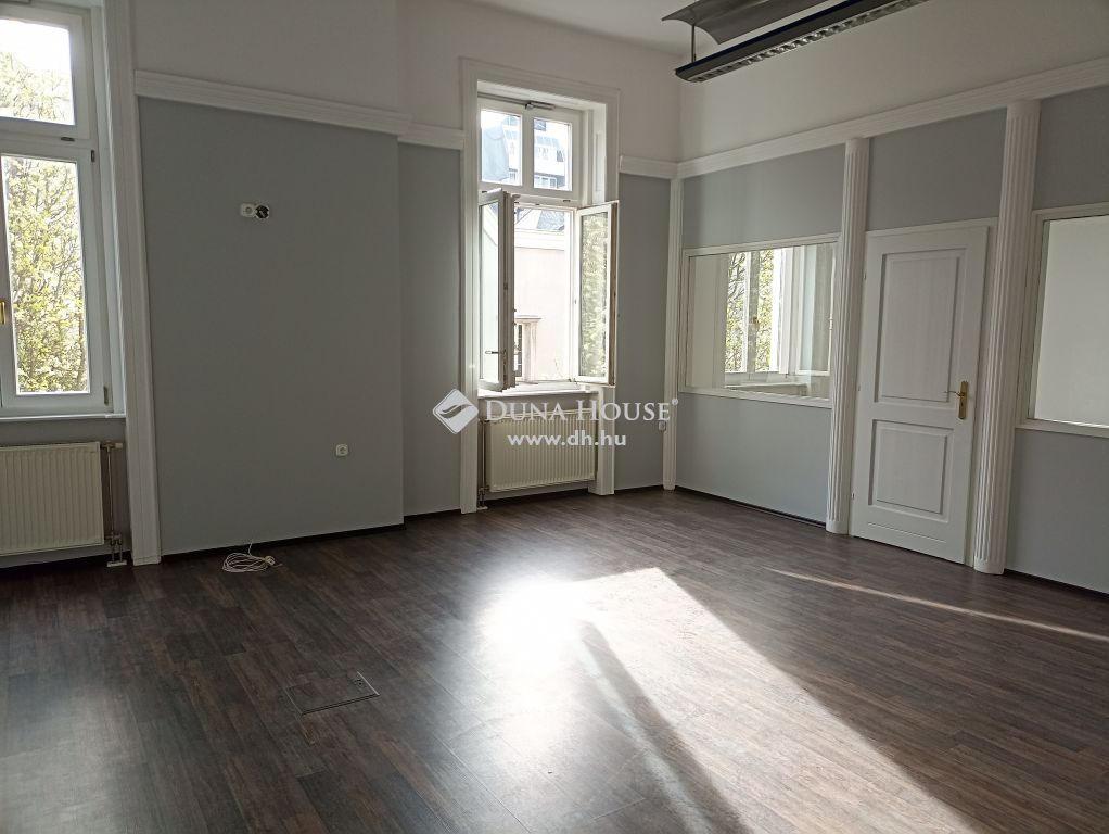 8900 Zalaegerszeg , Zalaegerszeg főutcáján — 1/17