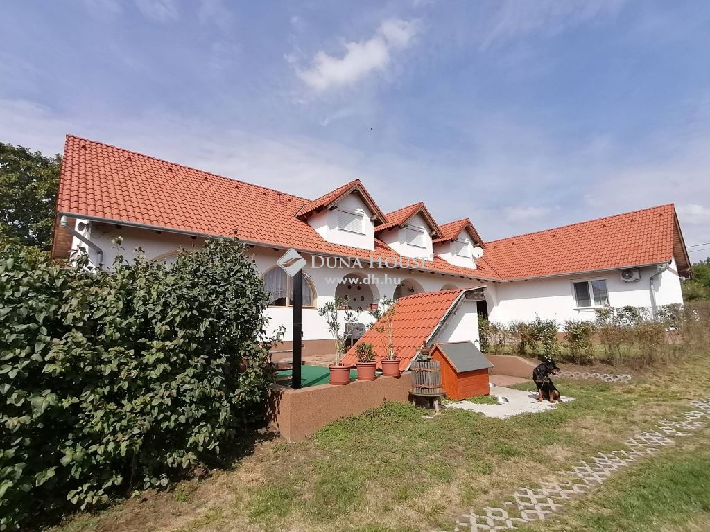 2421 Nagyvenyim , Nagyvenyimen, csendes mellékutcában igényes családi ház eladó! — 1/48