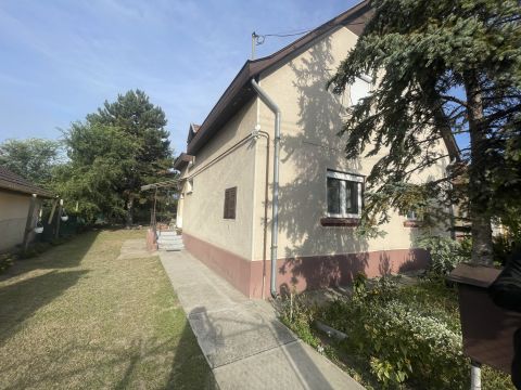 Eladó Ház 6000 Kecskemét , A HELY az ami értékessé teszi! 1990-ben épült ház eladó a VACSIKÖZ bethlenvárosi részén! 
