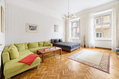 Eladó Lakás 1072 Budapest 7. kerület  Körúton belül, napfényes, 2 szoba + étkezős , 3 szobássá alakítható lakás