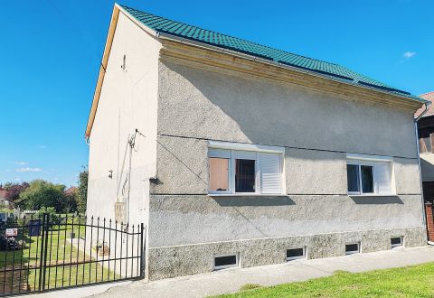 Eladó Ház 8840 Csurgó , Csurgó Központjában felújított családi ház.