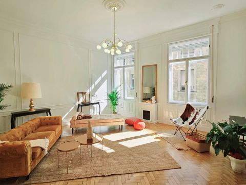 Eladó Lakás 1052 Budapest 5. kerület , Haris közben, elegánsan felújított, tágas, napfényes lakás
