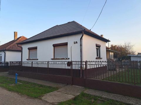 Eladó Ház 4533 Sényő , Csendes, aszfaltozott utcában