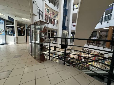 Kiadó Üzlethelyiség 1028 Budapest 2. kerület , BEVÁSÁRLÓ KÖZPONTBAN ÜZLETHELYISÉG KIADÓ