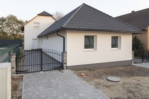 Eladó Ház 2900 Komárom , Komárom új utcája