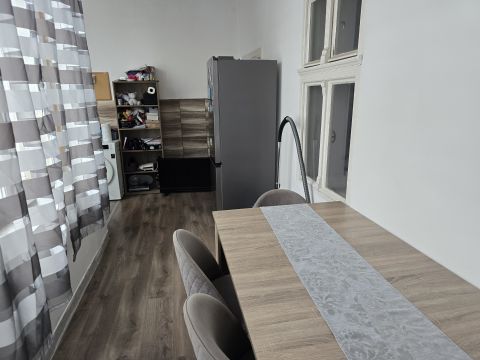 Eladó Ház 8151 Szabadbattyán Több generációnak is alkalmas családi ház és üzlethelyiség, ami lakóingatlanná minősíthető 