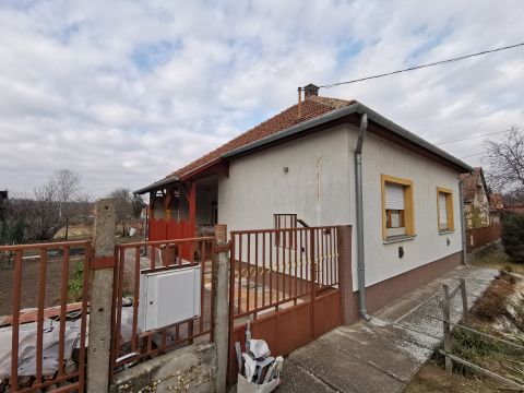 Eladó Ház 6065 Lakitelek , 3 SZOBÁS, SZIGETELT TÉGLA HÁZ