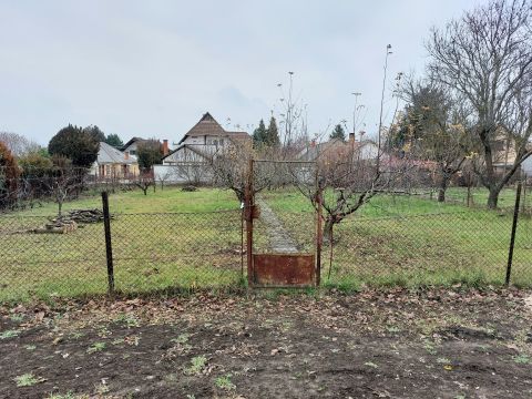 Eladó Telek 2483 Gárdony , 649 m2-es, La övezeti besorolású, építési telek központi, csendes helyen
