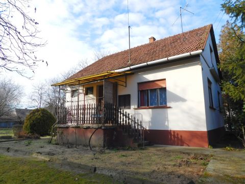 Eladó Ház 6000 Kecskemét , Kétrendbeli családi ház, hatalmas osztható telken nagyon jó helyen!