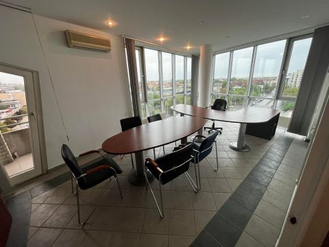 Eladó Iroda 6000 Kecskemét VÁROSRA néző panorámával rendelkező, liftes házban található 2 db 128 m2-es iroda!