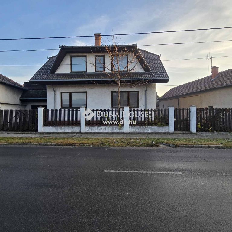 6120 Kiskunmajsa , NAPPALI+4 SZOBÁS TÁGAS CSALÁDI HÁZ A FŐ UTCÁBAN! — 1/24