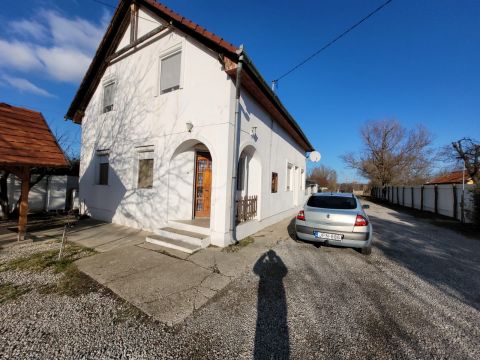 Eladó Ház 7631 Pécs 'Belváros-Kertváros között-kétszintes családi ház sík telken' 