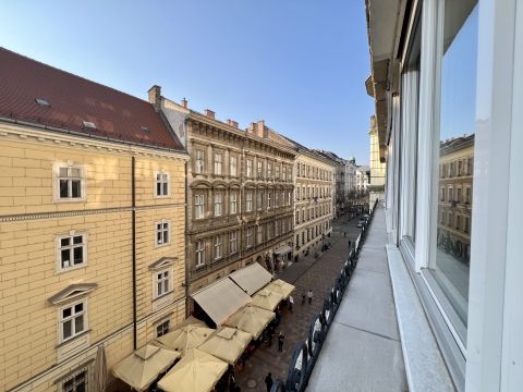 Kiadó Lakás 1056 Budapest 5. kerület , Váci utcában prémium lakás erkéllyel