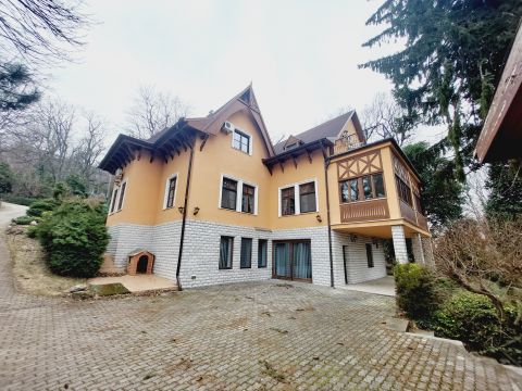 Kiadó Ház 1121 Budapest 12. kerület NORMAFÁNÁL 7SZOBÁS PANORÁMÁS VILLA, BELTÉRI WELLNESS RÉSZLEG