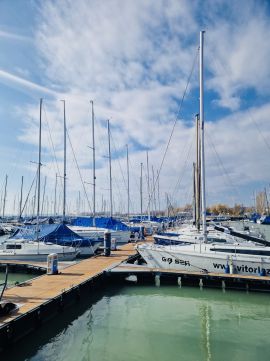 Eladó Lakás 8226 Alsóörs , Balatontól 100méterre, újépítésű lakás, terasszal!
