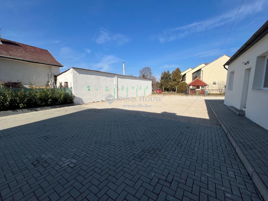 8000 Székesfehérvár , Budai úti református templom közelében — 1/8
