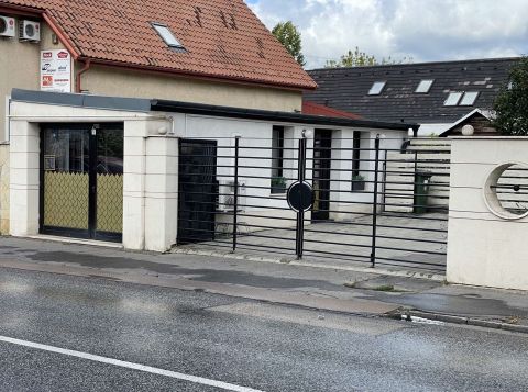 Eladó Üzlethelyiség 2040 Budaörs Károly király utca