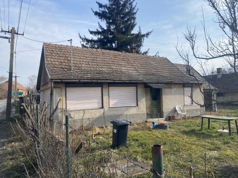 Eladó Ház 6098 Tass , Központban, a Postával szemben, felújítandó ház