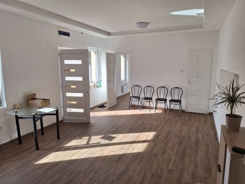Eladó Lakás 1152 Budapest 15. kerület Eladó FELÚJÍTOTT 101 nm-es 3 szobás lakás gépkocsi belálóval