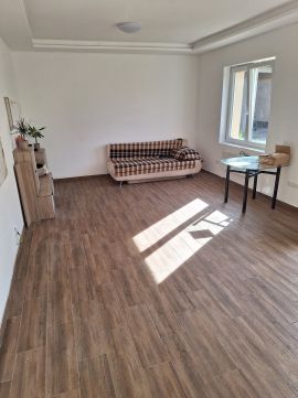 Eladó Lakás 1152 Budapest 15. kerület Eladó FEÚJÍTOTT erkélyes lakás saját kocsi beállóval! 