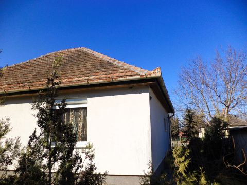 Eladó Ház 2490 Pusztaszabolcs Központ közelében.