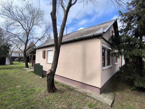 Eladó Ház 6065 Lakitelek , ELADÓ NYARALÓ A TŐSERDŐBEN. 