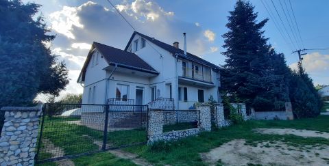 Eladó Ház 8096 Sukoró , Hangulatos, szép utcában, kültéri medencével, infraszaunával