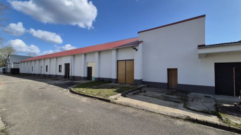 Eladó Ipari 6000 Kecskemét , Kivülről felújított 550nm csarnoképület