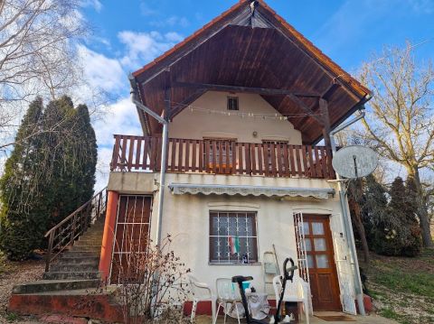 Eladó Ház 8391 Sármellék , hangulatos zárkerti ingatlan a hegyen.