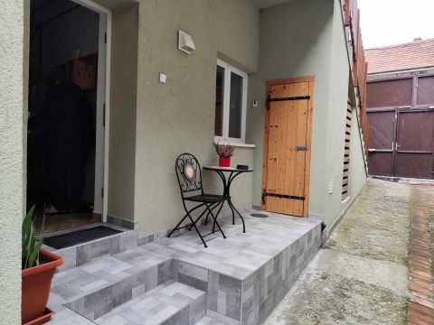 Eladó Lakás 9400 Sopron , Rusztikus ház,69 m2-es felújított lakás, gk.beállóval (!)