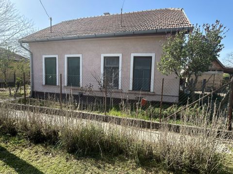 Eladó Ház 2723 Nyáregyháza Központ közeli